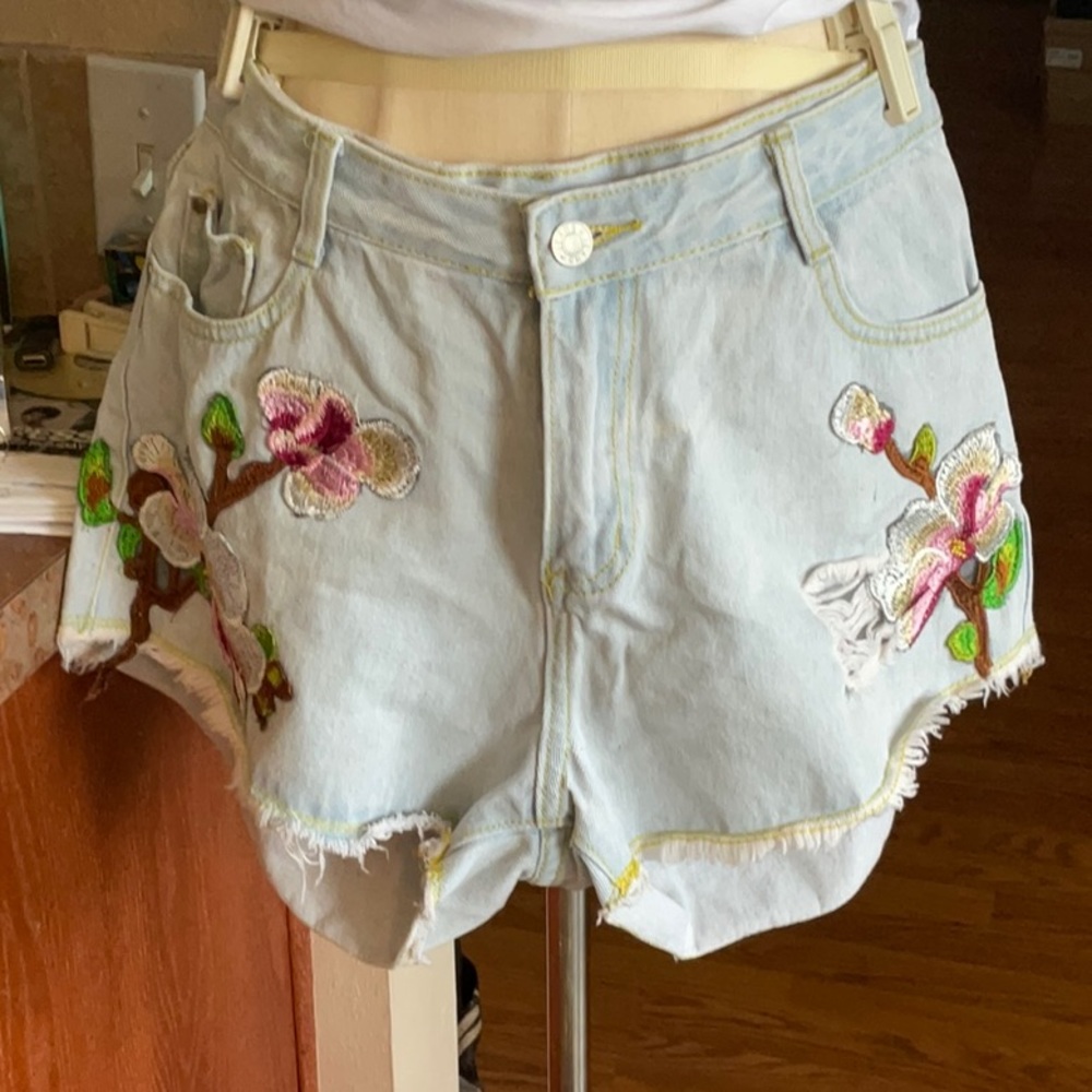 ETWO Jean Shorts with Pink Embroidered Flowers Size L, Preowned